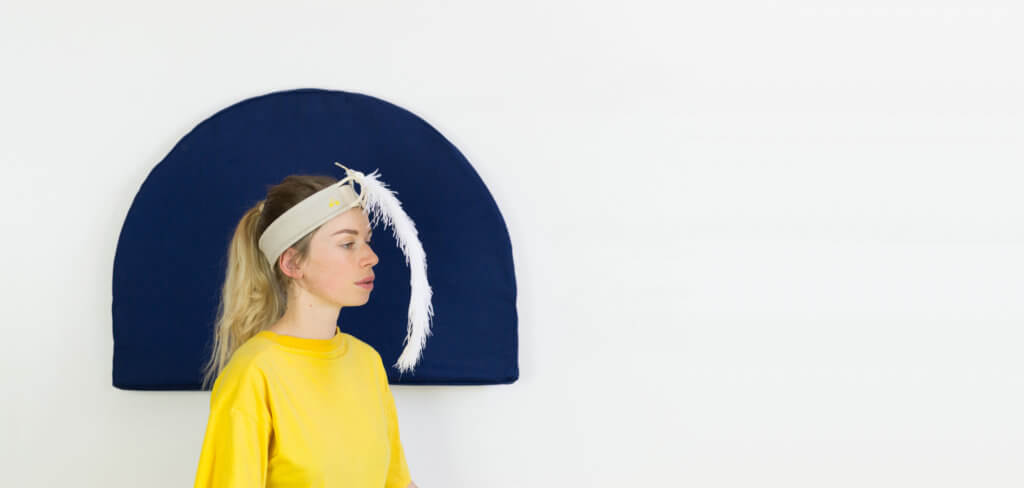 Femme utilisant le bandeau Plume pour se recentrer, se concentrer