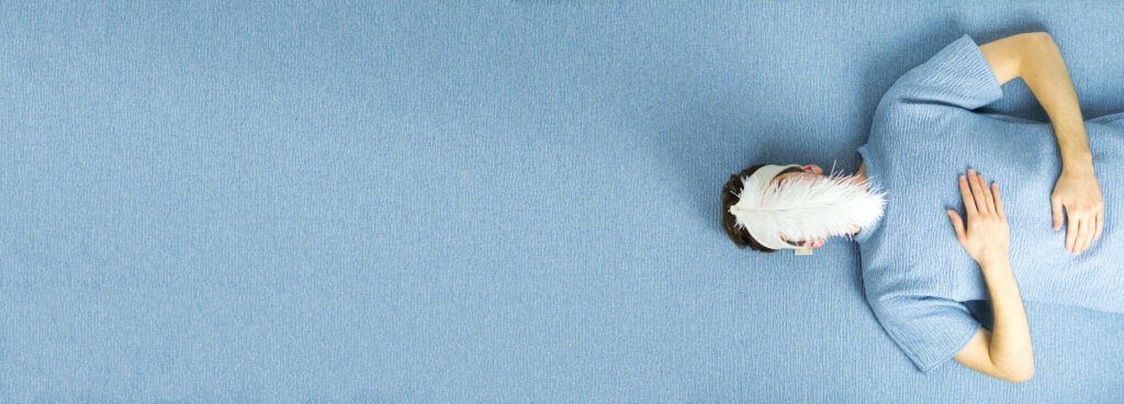 Homme utilisant le bandeau Plume pour se détendre, gérer son stress, calmer ses angoisses